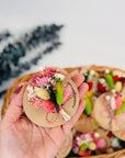 Martisor buchetel brosa din flori uscate si prezervate - detaliu apropriat