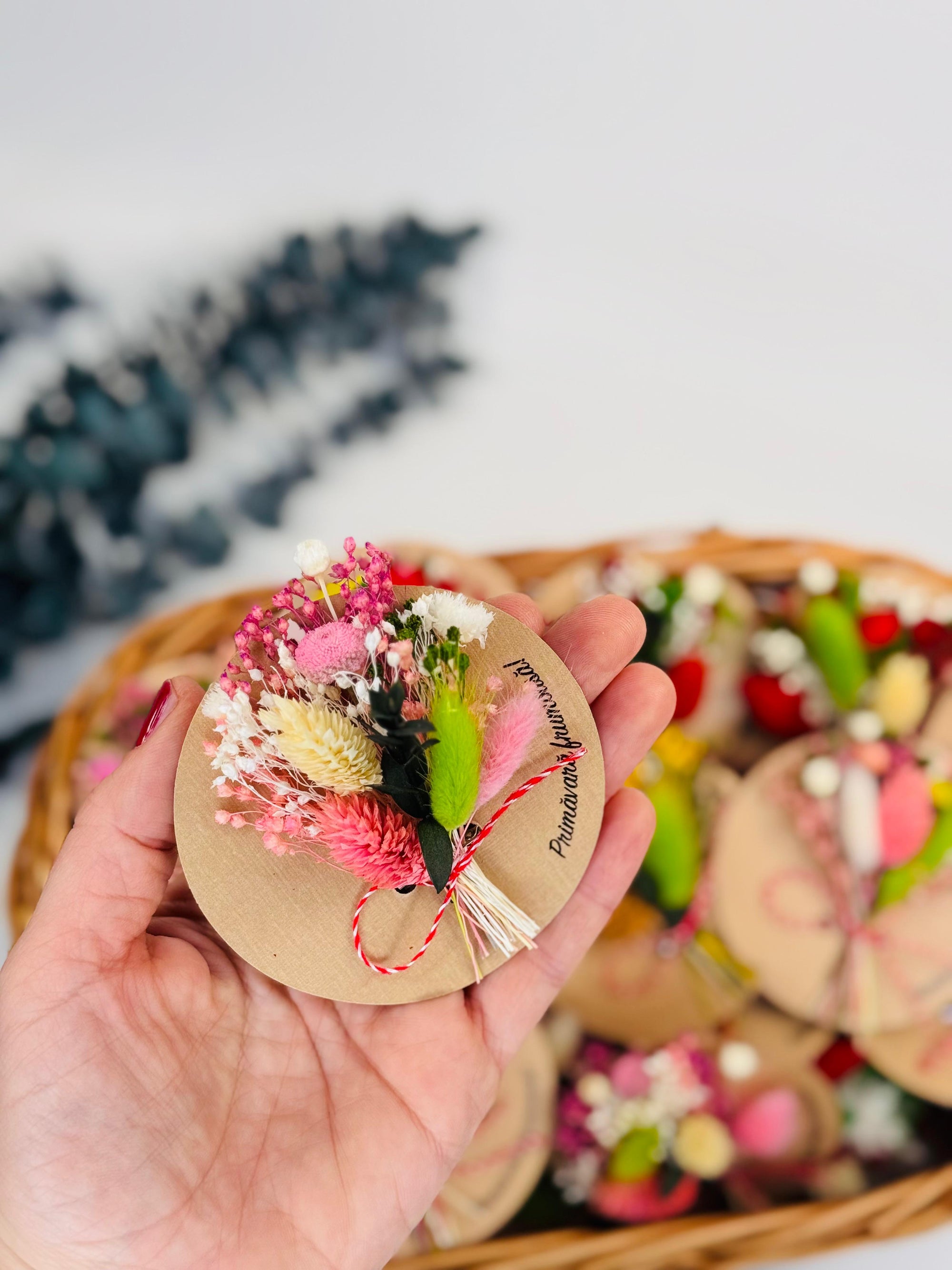 Martisor buchetel brosa din flori uscate si prezervate - detaliu apropriat