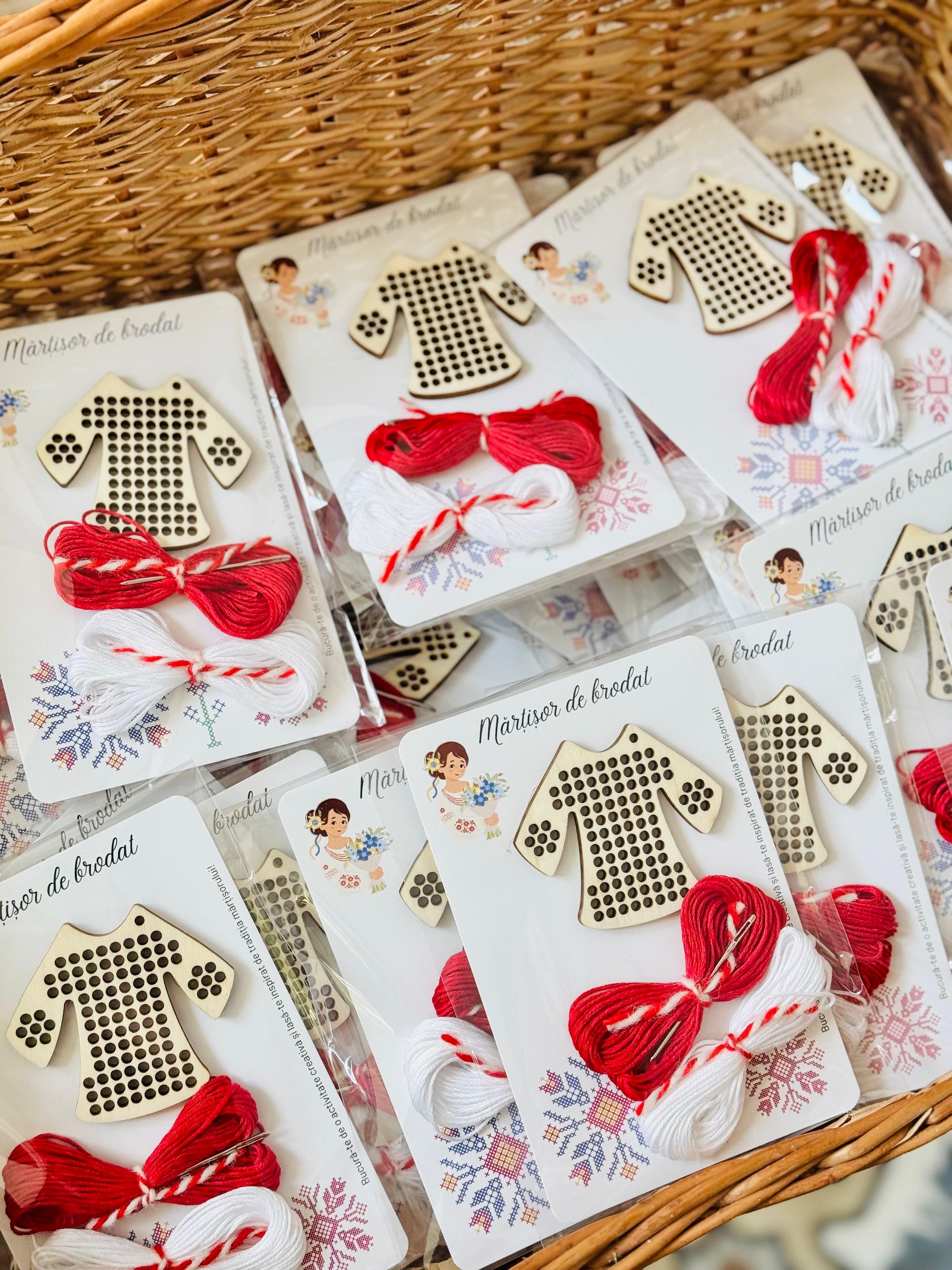 Martisor kit de brodat figurina lemn ie - vedere laterala
