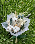 Buchet cu flori de bumbac alb nude